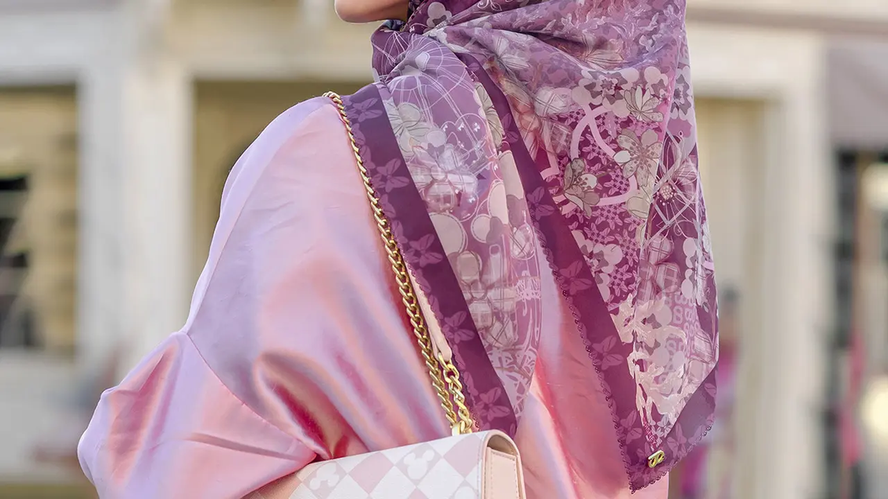 Nuansa Taman Bermain dan Minnie Mouse Diaplikasi Pada Scarf Hingga Tas Buttonscarves & Benang Jarum 