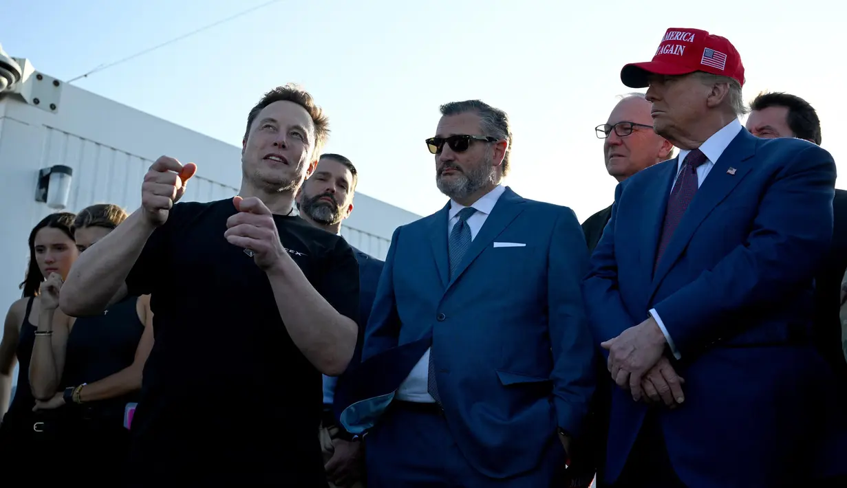 Bersama pendiri sekaligus CEO SpaceX, Elon Musk, Donald Trump mengunjungi halaman Starfactory untuk melihat-lihat ruang pabrik dan roket. (Brandon Bell/Getty Images North America/Getty Images via AFP)