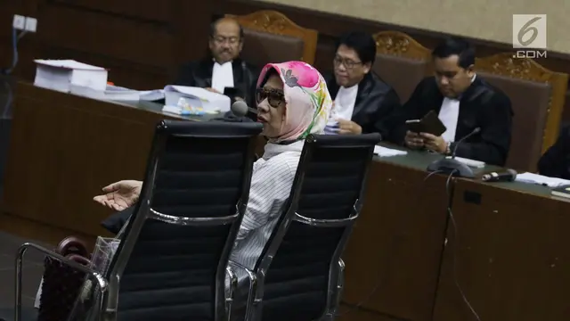 Gaya Santai Karen Agustiawan Jalani Sidang Pembacaan Nota Pembelaan