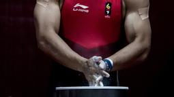 Lifter Indonesia, Deni, saat berlaga pada Asian Games di JIExpo, Jakarta, Rabu (22/8/2018). Deni memastikan lolos ke final setelah berhasil membukukan poin terbaik dengan total angkatan seberat 318 kg. (Bola.com/Vitalis Yogi Trisna)