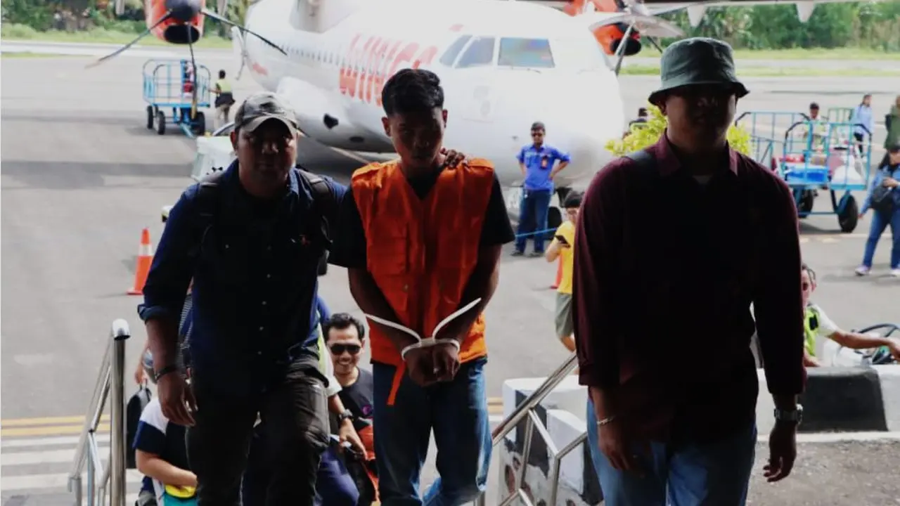 MD alias Darmawan (23) dikawal ketat polisi di bandara Ende (Liputan6.com/Ola Keda)