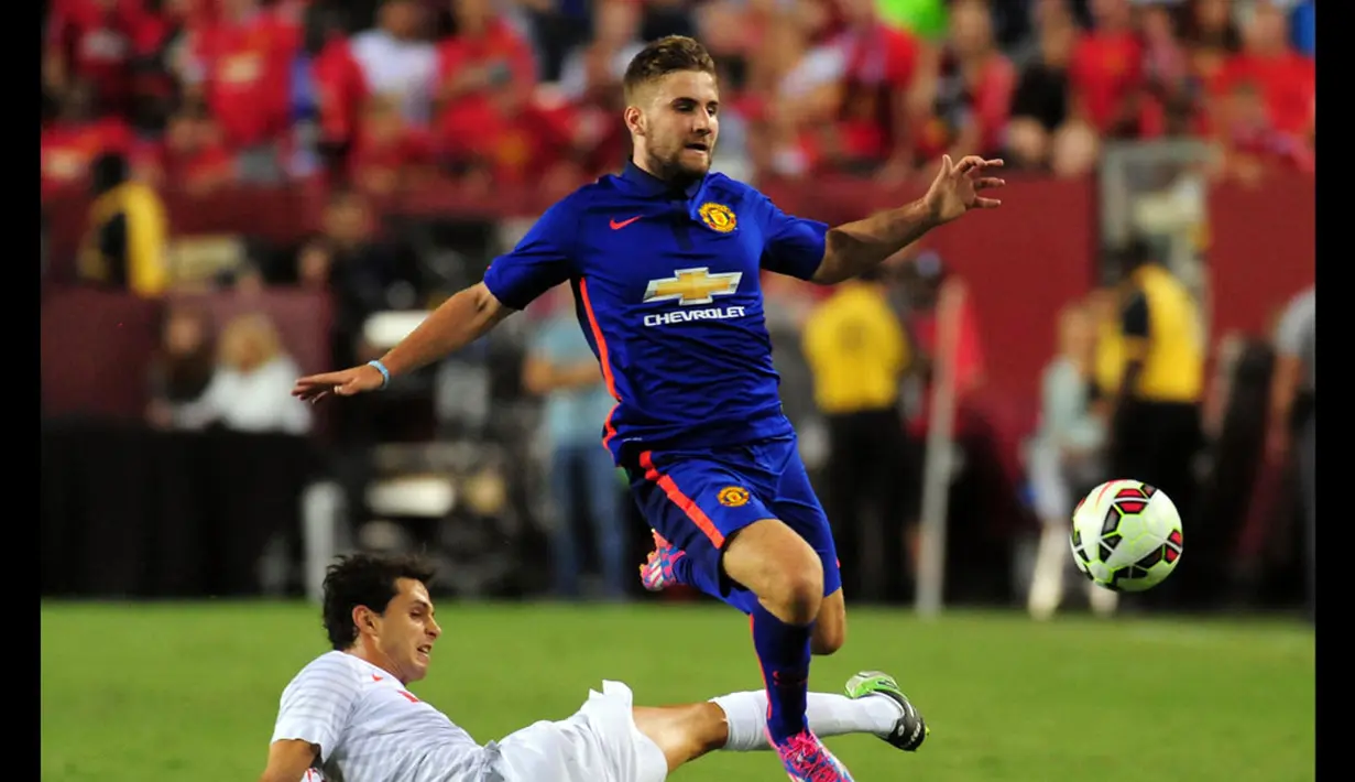 Pemain belakang Manchester United, Luke Shaw (atas) berusaha melewati hadangan Andrea Ranocchia (Inter Milan) dalam laga kedua Guines International Champions Cup di FedExField, (29/7/2014). (REUTERS/Evan Habeeb-USA TODAY Sports) 