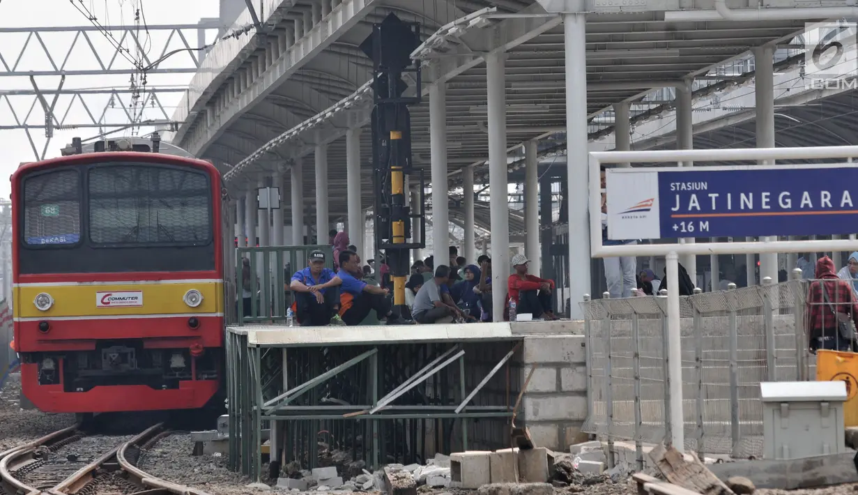 Penumpang KRL Commuter Line menunggu waktu pemberangkatan di Stasiun Jatinegara Jakarta, Minggu (4/8/2019). Listrik padam yang melanda Jakarta dan  sekitarnya mengakibatkan penumpang KRL Commuter Line telantar lantaran kereta berhenti beroperasi. (merdeka.com/Iqbal Nugroho)
