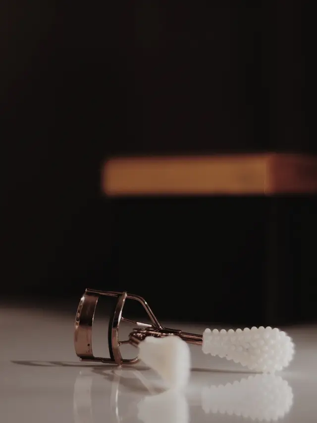 5 Cara Memakai Maskara yang Benar agar Bulu Mata Lentik Maksimal ala MUA Ryan Ogilvy