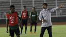 Pelatih Timnas Indonesia U-22, Indra Sjafri, saat sesi latihan di Stadion Madya, Jakarta, Rabu (24/7). Latihan ini merupakan persiapan jelang Sea Games 2019 Filipina. (Bola.com/M Iqbal Ichsan)