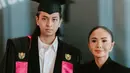 Yuni Shara juga telah memiliki anak dewasa, Cavin Obrient yang baru saja wisuda di salah satu Universitas Singapura. Yuni Shara pun hadir mengenakan kebaya hitam model janggan dipadukan kain batiknya. [@yunishara36]