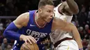 Pemain Los Angeles Clippers, Blake Griffin (kiri) berusaha melewati adangan pemain Cavaliers, LeBron James pada laga NBA basketball game di Quicken Loans Arena, Cleveland, (18/11/2017), Cavs menang 118-113. (AP/Tony Dejak)