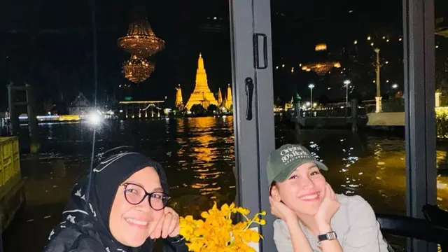 Kedekatan Ayu Ting Ting dan sang ibu jadi sorotan. (credit: instagram.com/mom_ayting92_)