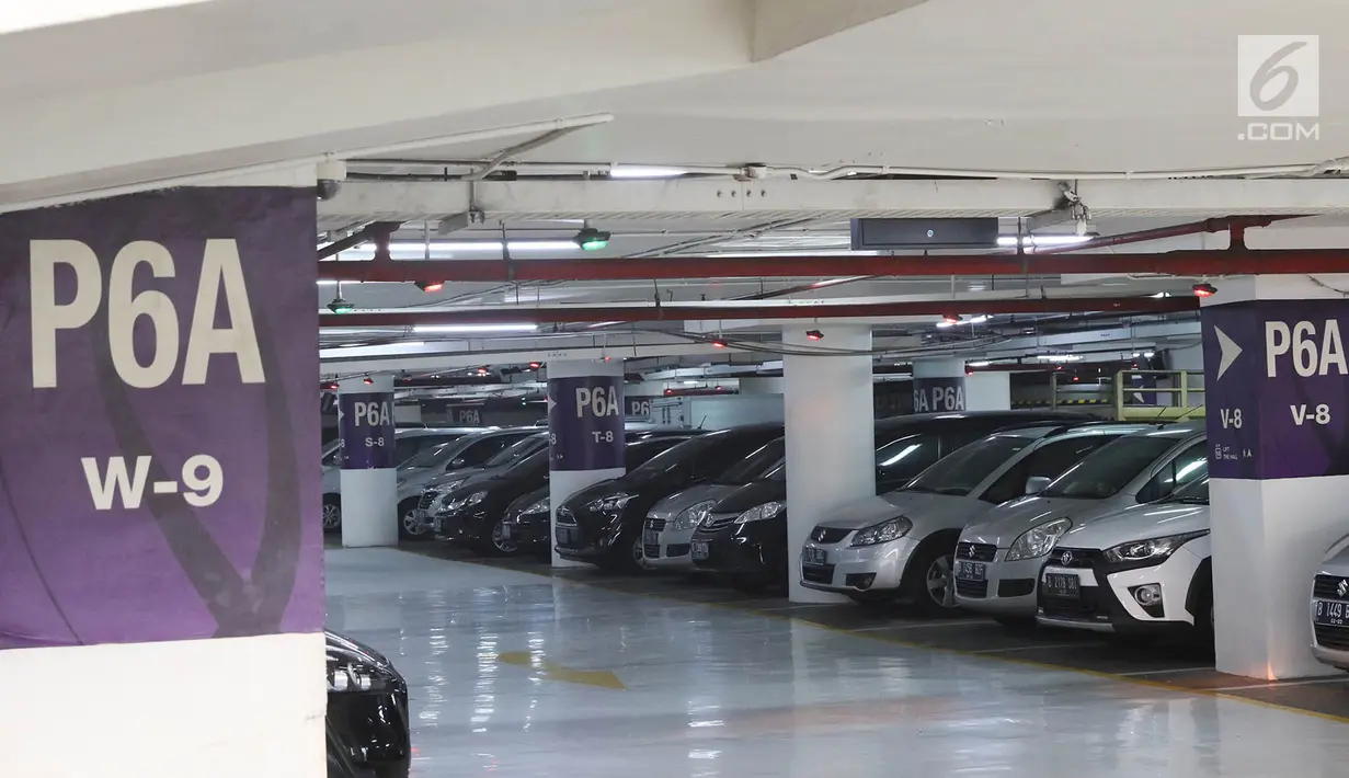 Sejumlah mobil parkir di pusat perbelanjaan Jakarta, Jumat (11/8). Untuk mengerem pemakaian kendaraan pribadi, Pemprov DKI berencana menaikkan tarif parkir mobil hingga Rp50 ribu untuk sekali parkir pada tahun ini. (Liputan6.com/Immanuel Antonius)