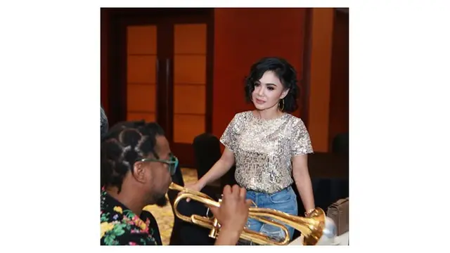6 Gaya Yuni Shara dengan Rambut Keriting, Dipuji Makin Cantik