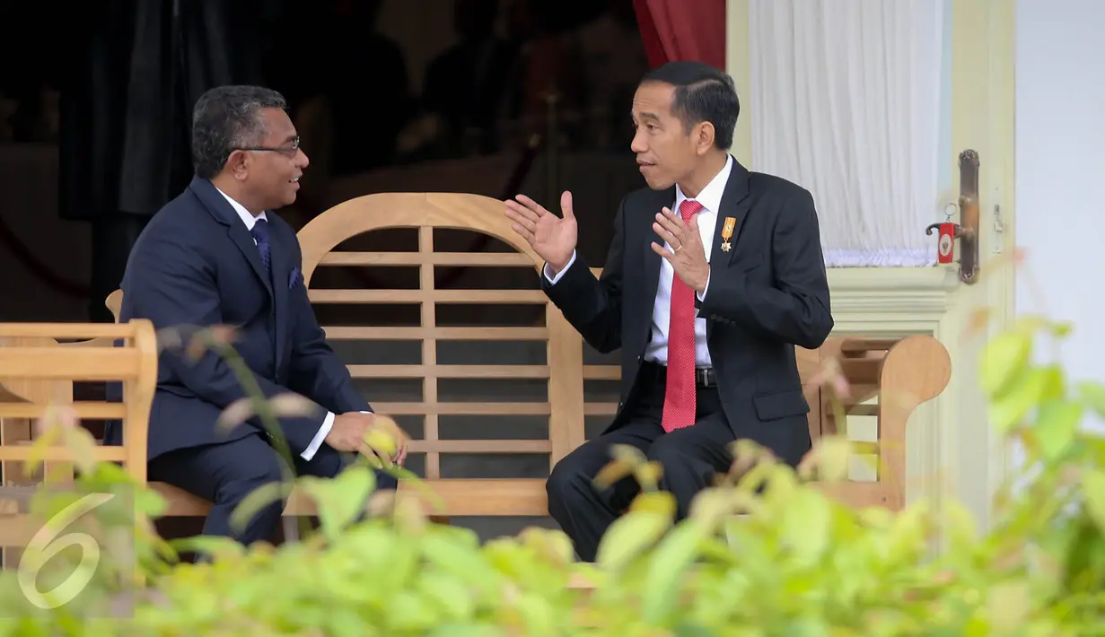 Presiden Jokowi berbincang dengan PM Timor Leste Rui Maria De Araujo di teras belakang Istana Merdeka, Jakarta, Rabu (26/8). Keduanya melakukan pertemuan bilateral untuk meningkatkan kerjasama antara Indonesia dan Timor Leste. (Liputan6.com/Faizal Fanani)
