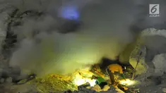 Penambag mengambil belerang di Kawah Ijen, Banyuwangi, Jawa Timur Senin (2/7). Para penambang mulai mengangkut belerang pada pukul 01.00 dinihari dengan jarak jarak 10 km bolak balik. (Merdeka.com/Arie Basuki)
