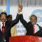 Hassan Sheikh Mohamud (kanan), menang pemilu dengan pemimpin petahana Mohamed Abdullahi Mohamed (kiri), di kamp militer Halane di Mogadishu, Somalia, Minggu, 15 Mei 2022. (AP Photo/Farah Abdi Warsameh)