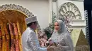 Kabar bahagia pernikahan Riyanti Sofyan dibagikan oleh adik Marshanda, Alyssa Ramadhani alias Dolly. Ibunda Marshanda menikah lagi dengan salah satu petinggi di Kementerian Pekerjaan Umum dan Perumahan Rakyat, Budi Harimawan Sumihardjo. [Instagram/dollyssa]