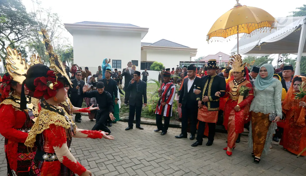 Pasangan Kahiyang Ayu dan Bobby Nasution mengikuti prosesi Pesta Adat yang disambt dengan tarian tradisional di Bukti Hijau Regency, Taman Setia Budi, Medan, Sabtu, (25/11). (Liputan6.com/Johan Tallo)