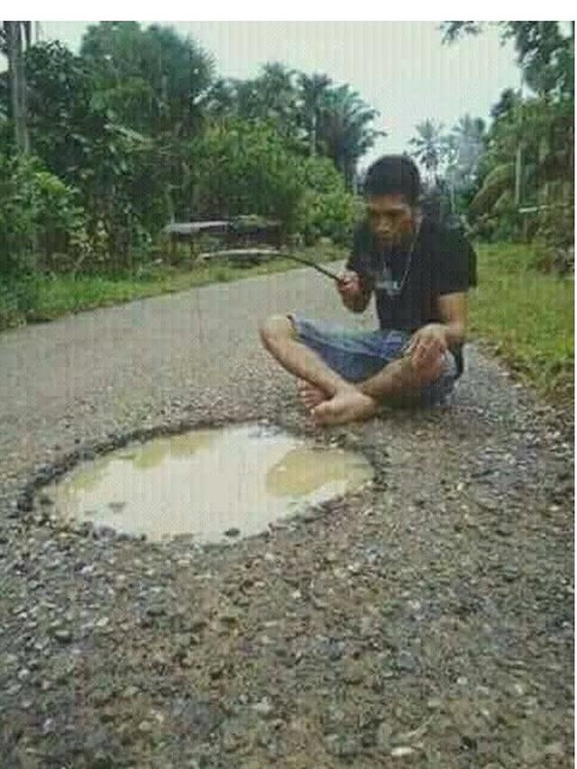 Aksi Kocak Saat Orang Mancing Ini Bikin Geleng-Geleng