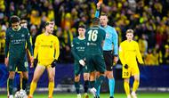 Wasit Sven Jablonski memberikan kartu merah kepada gelandang Manchester City, Rodri, dalam pertandingn Liga Champions antra Bodo/Glimt vs Manchester City di Aspmyra Stadion, Bodo, Norwegia, Rabu (21/1/2026) dini ari WIB. (Fredrik Varfjell/NTB via AP)