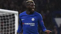 Gelandang Chelsea, Tiemoue Bakayoko melakukan selebrasi usai mencetak gol ke gawang Qarabag pada Grup C Liga Champions di Stamford Bridge, London, Inggris (12/9). Chelsea menang telak atas Qarabag 6-0. (AFP Photo/Ben Stansall)