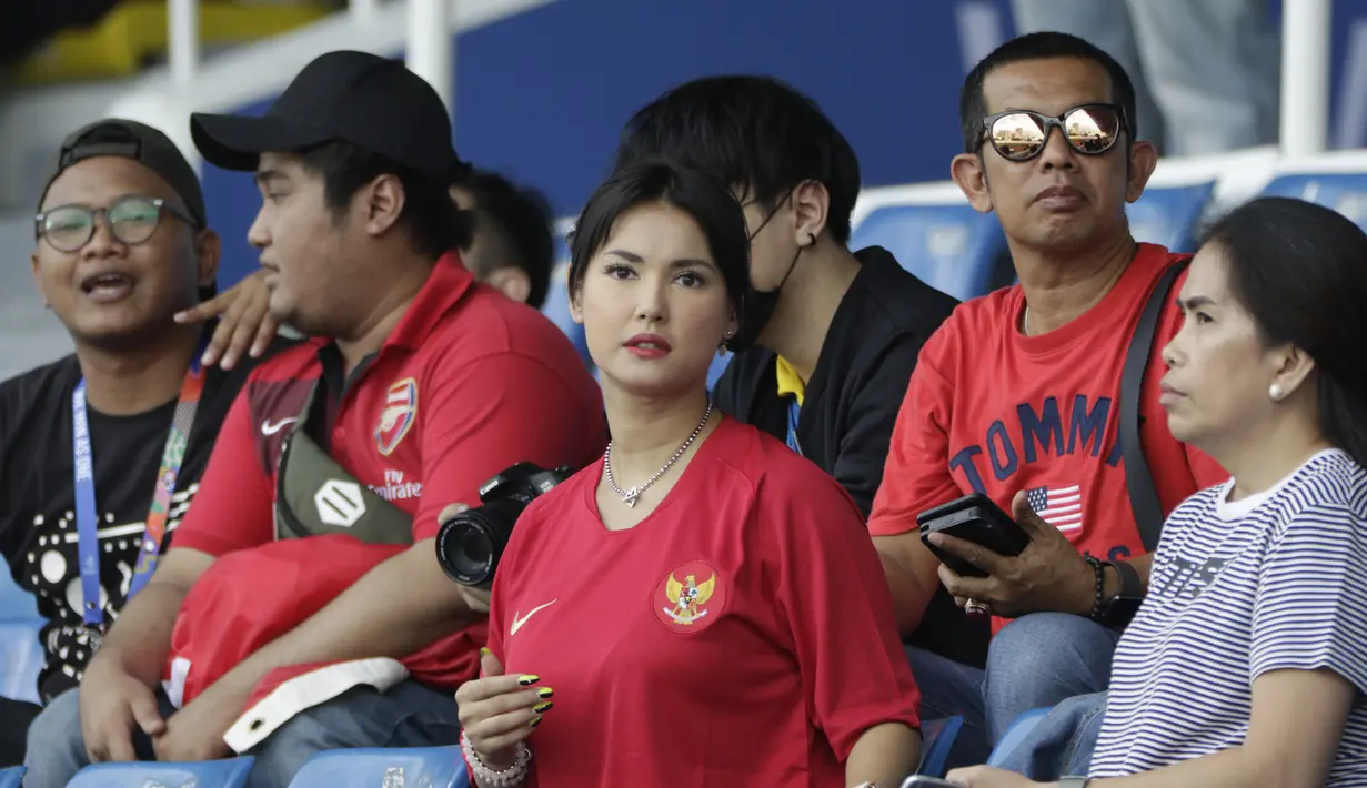 Bintang film asal Jepang, Maria Ozawa, memberikan dukungan untuk Timnas Indonesia U-22 saat melawan Thailand pada SEA Games 2019 di Stadion Rizal Memorial, Manila, Selasa (26/11). Indonesia menang 2-0 atas Thailand. (Bola.com/M Iqbal Ichsan)