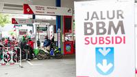 Sejumlah kendaraan mengantri di SPBU kawasan Kuningan, Jakarta, Sabtu (3/9/2022). Pemerintah akhirnya menaikan harga BBM bersubsidi, Adapun harga BBM yang mengalami kenaikan yaitu Pertalite menjadi Rp 10.000 per liter, harga solar menjadi Rp 6.800 per liter dan Pertamax menjadi Rp 14.500 per liter. (Liputan6.com/Faizal Fanani)