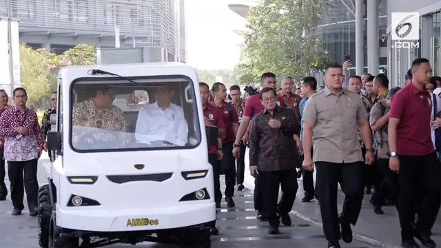 Presiden Joko Widodo (Jokowi) meluncurkan Alat Mekanis Multiguna Pedesaan (Ammdes) pada pembukaan GIIAS 2018, di ICE, BSD, Tangerang Selatan, Banten, Kamis (2/8/2018).