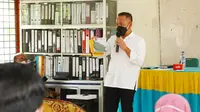 Ketua Gapki Riau Jatmiko K Santosa memberikan pemahaman tentang komoditas sawit yang menjadi andalan Indonesia saat pandemi Covid-19 kepada tenaga pendidik di Kabupaten Kampar. (Liputan6.com/M Syukur)