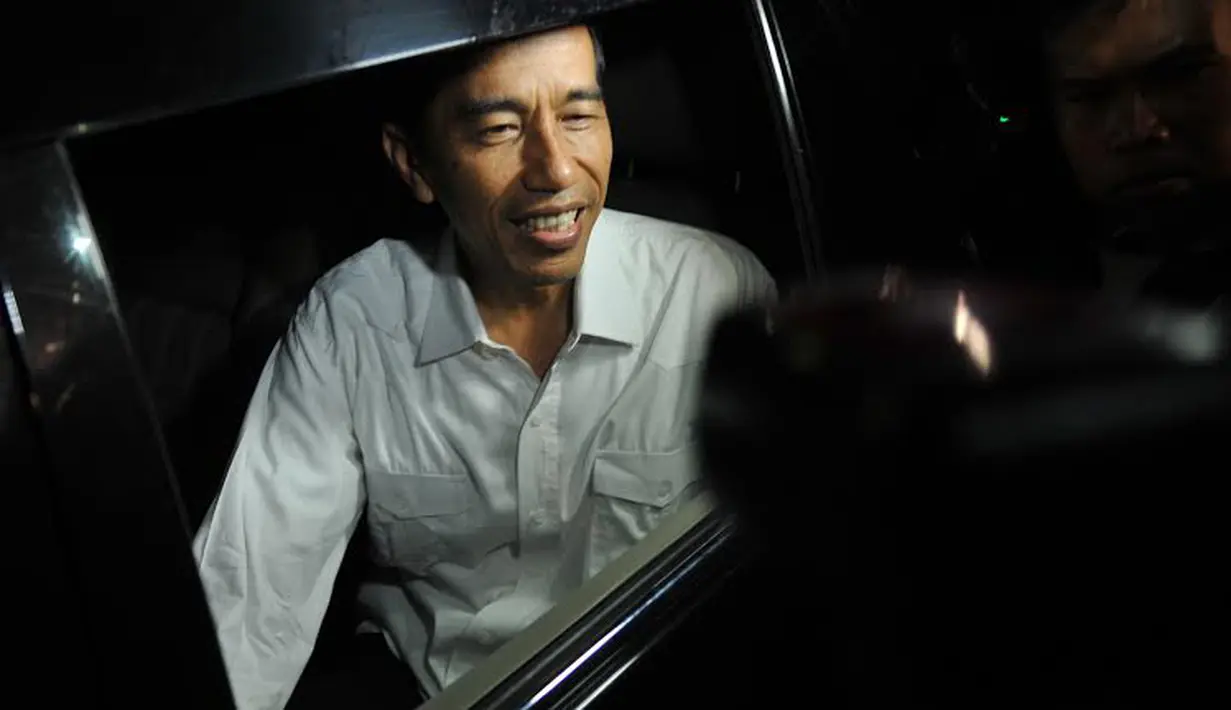 Dengan kemeja putih khasnya, Jokowi tetap tersenyum saat akan meninggalkan rumahnya untuk menghadiri rapat (Liputan6.com/Johan Tallo)