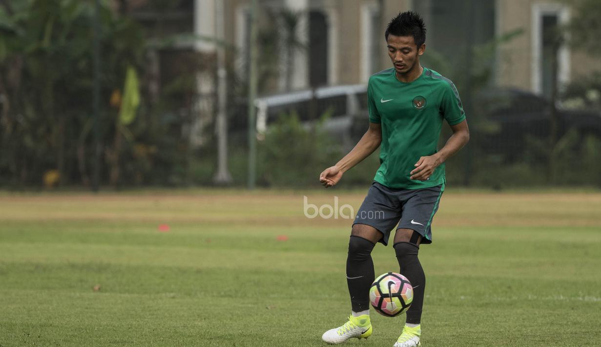 Gelandang Timnas Indonesia, Bayu Pradana, mengontrol bola saat berlatih di Lapangan SPH Karawaci, Banten, Sabtu (10/6/2017). Latihan ini merupakan persiapan jelang laga persahabatan melawan Puerto Rico. (Bola.com/Vitalis Yogi Trisna)