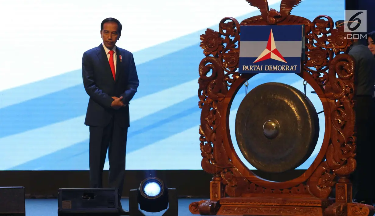 Presiden Joko Widodo bersiap memukul gong saat Rapimnas Partai Demokrat di Bogor, Jawa Barat, Sabtu (10/3).  Rapimnas Partai Demokrat yang bertemakan "Demokrat S14P!", membahas persiapan pemilu partai demokrat di 2019. (Liputan6.com/Angga yuniar)