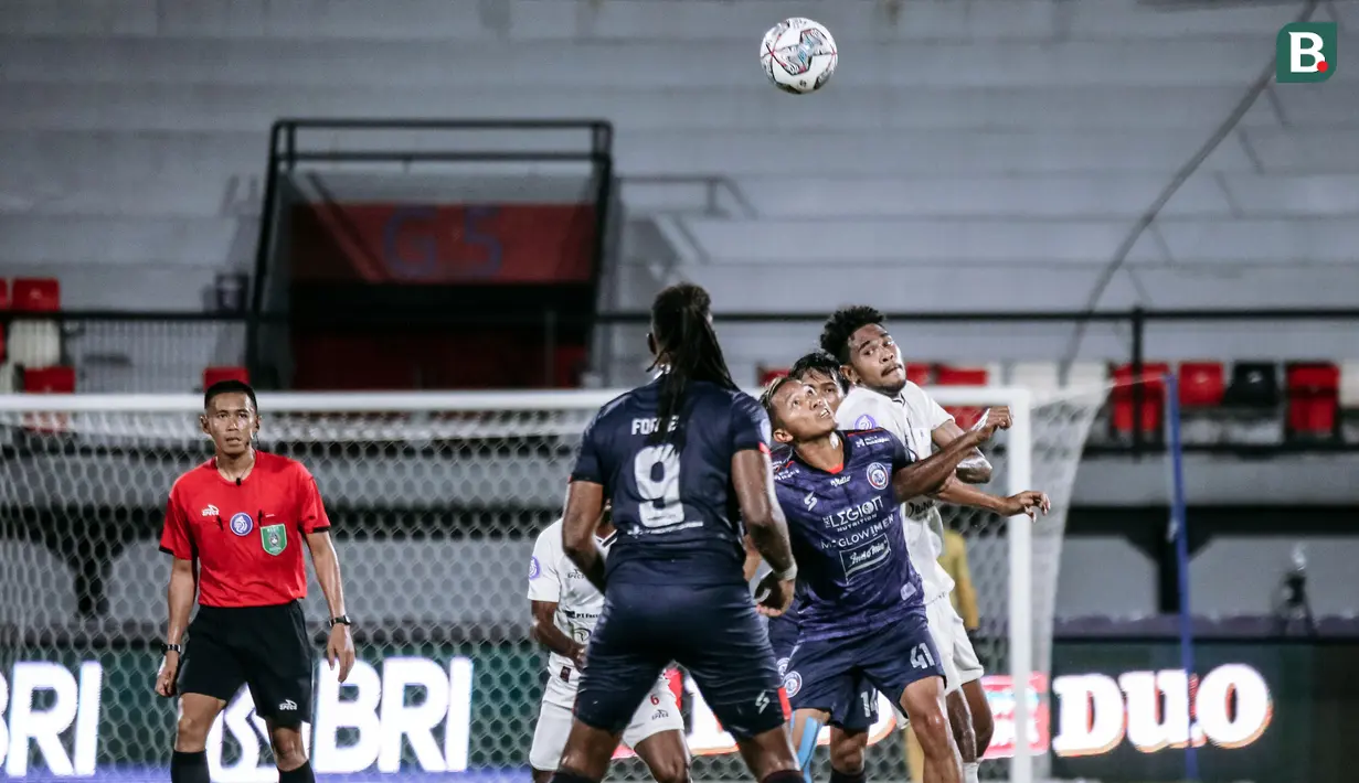 Di sisa waktu, Persipura terus menekan. Sementara Arema dibuat sibuk bertahan. Upaya tersebut membuahkan hasil kemenangan 1-0 bagi Arema yang dipertahankan hingga laga usai. (Bola.com/Maheswara Putera)