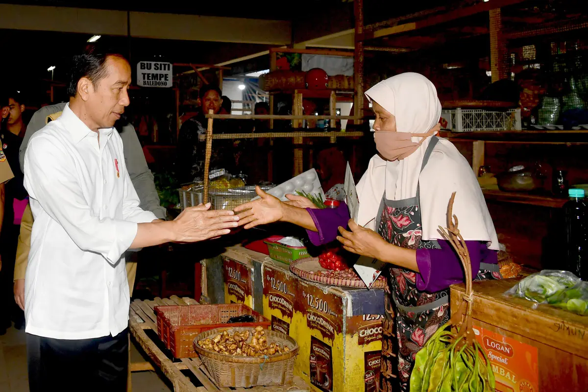 Presiden Jokowi saat meninjau Pasar Purworejo, Kabupaten Purworejo, Provinsi Jawa Tengah