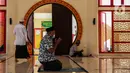 Umat Muslim berdoa seusai Sholat Jumat di Masjid Babah Alun Desari, Cilandak, Jakarta Selatan, Jumat (23/4/2021). Masjid dengan perpaduan warna merah, kuning dan hijau tersebut membuatnya tampak cantik. (Liputan6.com/JohanTallo)