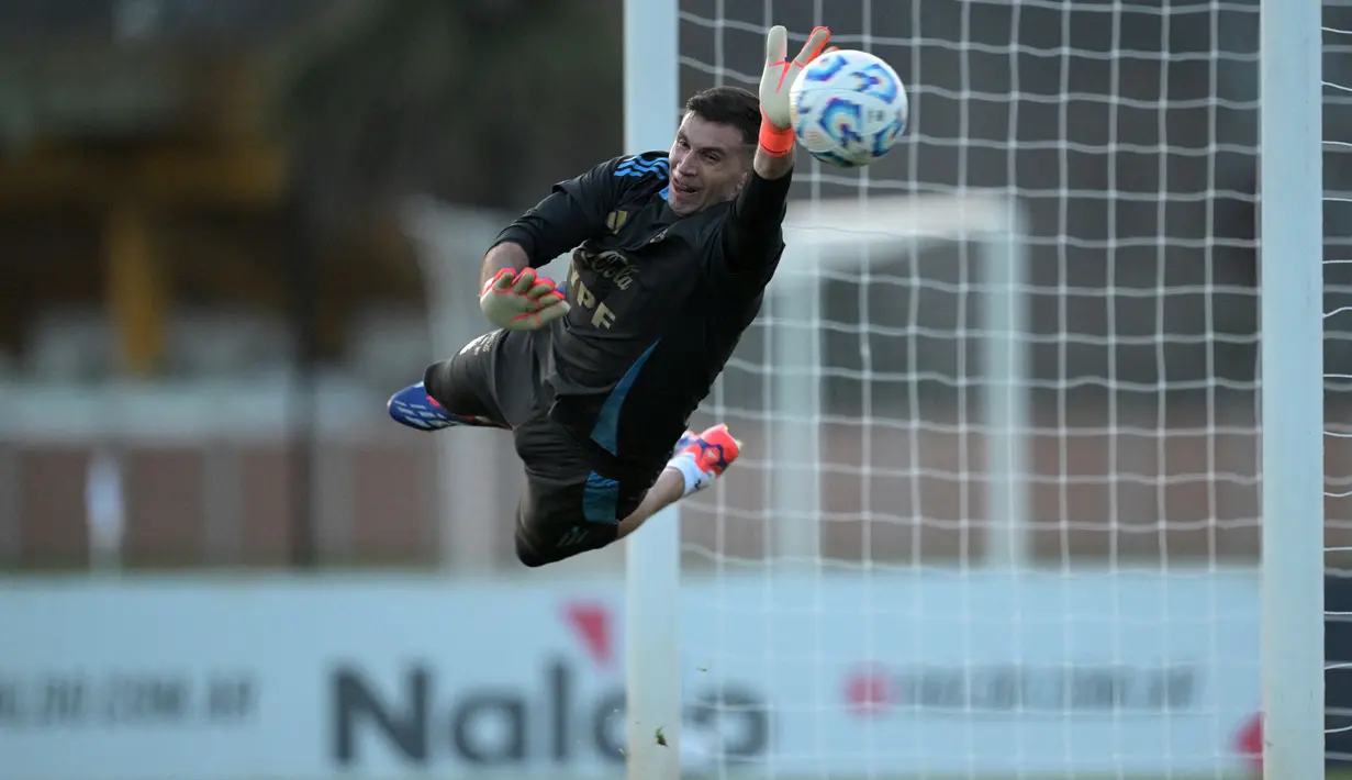 Kiper Argentina, Emiliano Martinez menghalau bola saat latihan Timnas Argentina menjelang laga kualifikasi Piala Dunia 2026 zona CONMEBOL melawan Chile di Ezeiza, Buenos Aires, Selasa (03/09/2024). (AFP/Juan Mabromata)