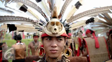 Seorang warga suku Dayak menggunakan baju adat siap ikuti Karnaval Katulistiwa di Pontianak, Kalimantan Barat (22/8/2015). Kegiatan ini dalam rangka memperingati Hari Ulang Tahun (HUT) ke-70 Kemerdekaan Republik Indonesia. (Liputan6.com/Faizal Fanani)