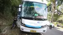 Kondisi bus PO Merdeka yang membawa pemudik dari Cikarang menuju Banjarsari usai menabrak pohon di jalur Lingkar, Jawa Barat, Sabtu (2/7). Tidak ada korban jiwa akibat kecelakaan bus yang disebabkan rem blong tersebut. (Liputan6.com/Immanuel Antonius)