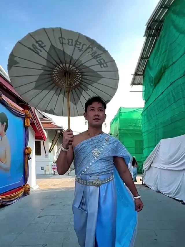 Potret Denny Sumargo Pakai Baju Tradisional Wanita Thailand (credit: instagram/sumargodenny)