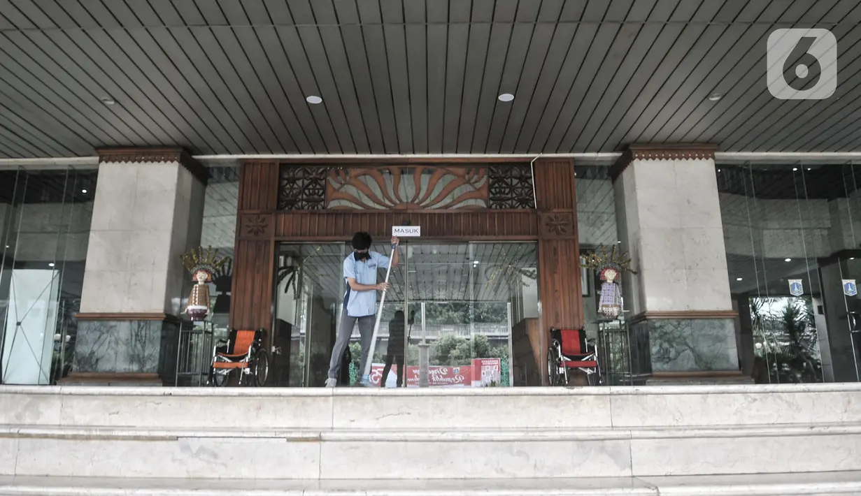 Petugas membersihkan Kantor Wali Kota Jakarta Selatan, Jakarta, Kamis (17/9/2020). Kantor Wali Kota Jakarta Selatan ditutup sementara mulai hari ini hingga dibuka kembali pada 21 September setelah tujuh ASN ditemukan positif terpapar Covid-19. (merdeka.com/Iqbal S. Nugroho)