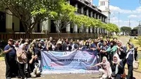 Mahasiswa Summer Course Departemen Bisnis dan Keuangan SV Undip berada di pelataran gedung Lawang Sewu. Foto: liputan6.com/edhie prayitno ige&nbsp;