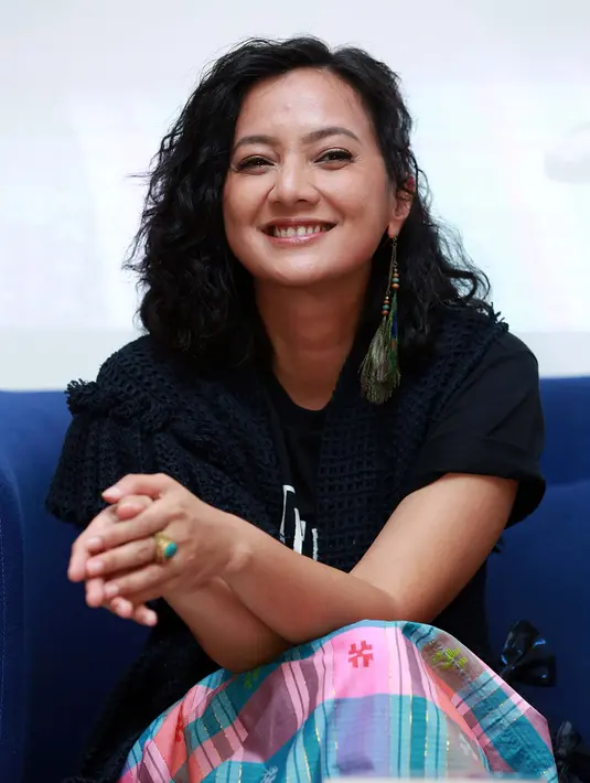 "Tak bisa saya gambarkan kebahagiaam saya ketika dipercaya untuk memerankan Athirah. Tak hanya kerinduan saya terobati, tapi saya merasa tersanjung diberi tantangan untuk memerankan Athirah yang merupakan ibunda dari bapak Jusuf Kalla," jelas Cut Mini. 