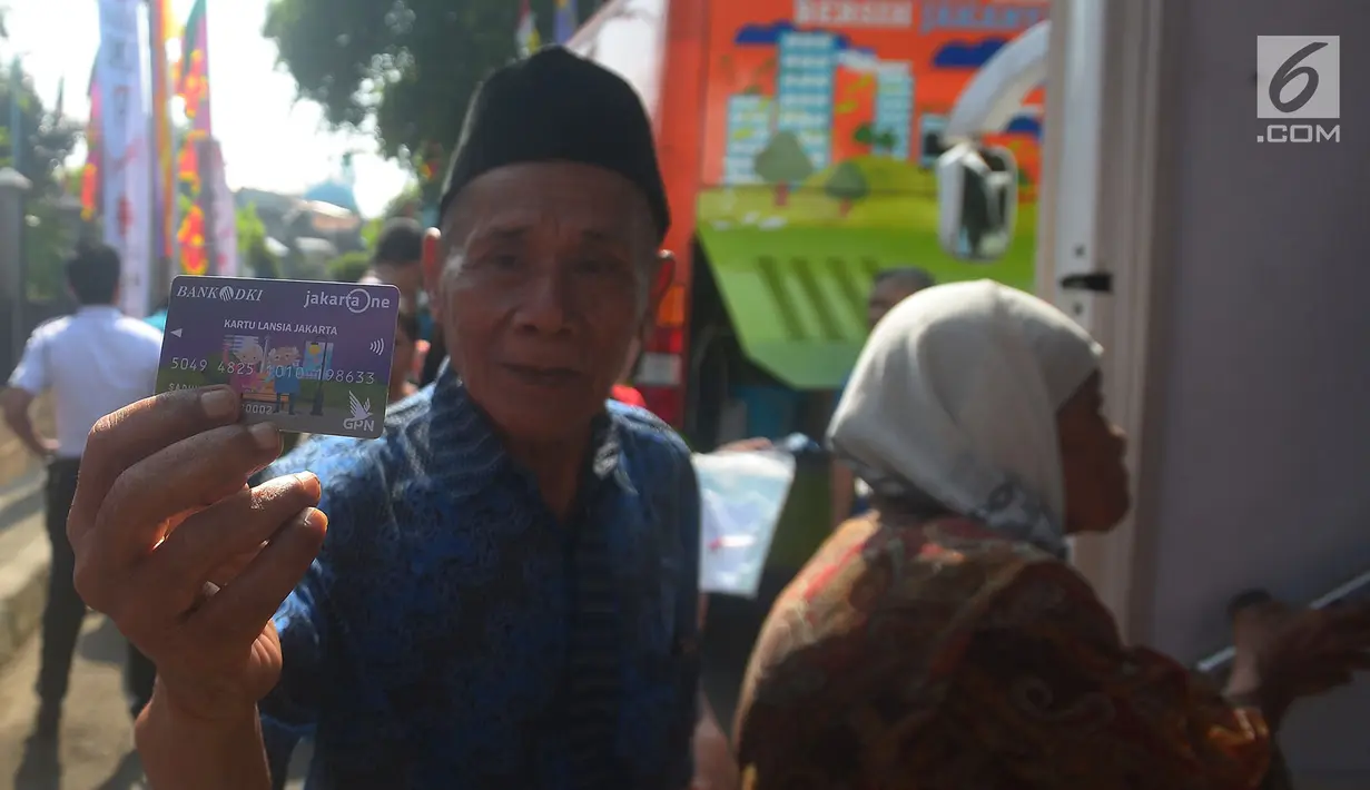 Warga menunjukkan Kartu Lansia Jakarta (KLJ) di Kelurahan Tanah Tinggi, Jakarta, Selasa (8/5). Gubernur DKI Jakarta Anies Baswedan menjanjikan pembagian KLJ akan terus berjalan dalam waktu cepat. (Merdeka.com/Imam Buhori)
