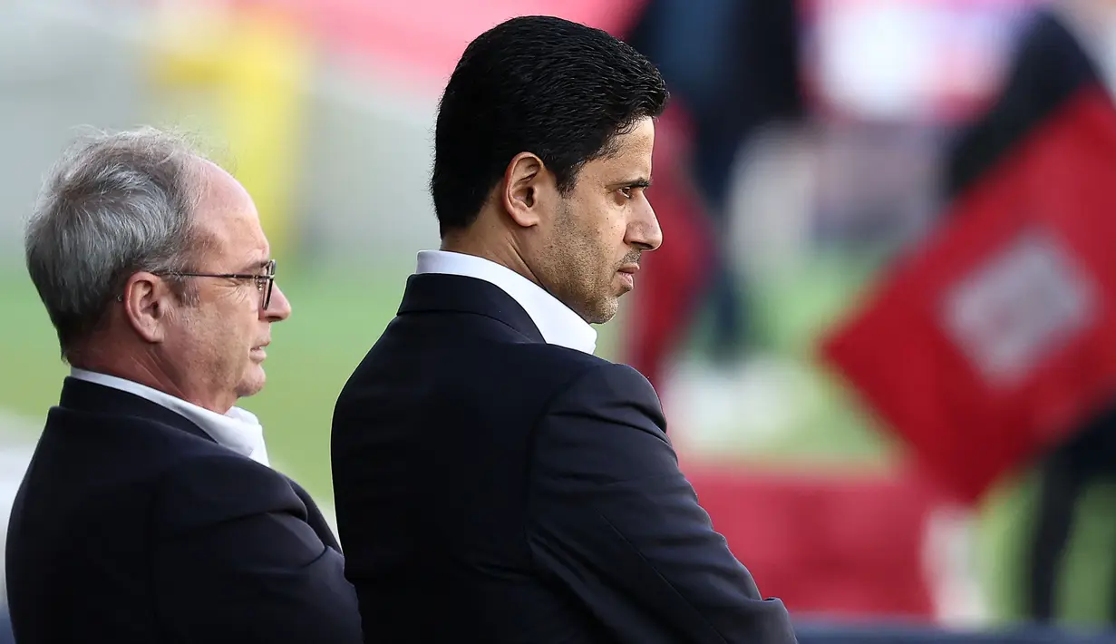 Presiden PSG, Nasser al-Khelaifi (kanan) dan Penasihat PSG, Luis Campos memantau latihan jelang laga leg kedua perempat final Liga Champions 2023/2024 melawan Barcelona di Estadi Olimpic Lluis Companys, Barcelona, Spanyol, Senin (15/04/2024). (AFP/Franck Fife)
