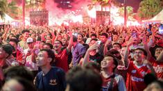 Para pendukung Timnas Indonesia U-23 sempat merayakan gol yang dicetak oleh Muhammad Ferarri ke gawang Uzbekistan pada laga semifinal Piala Asia U-23 saat nonton bareng di Kompleks Stadion Utama Gelora Bung Karno (SUGBK), Senayan, Jakarta, Senin (29/04/2024) malam WIB. Sayangya, gol tersebut dianulir oleh wasit setelah meninjau VAR karena offside. (Bola.com/Bagaskara Lazuardi)