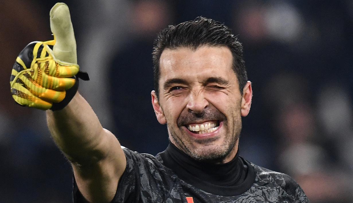 Gianluigi Buffon. Kiper berusia 43 tahun ini kembali memperkuat Parma, tim pertama di awal karier profesionalnya usai banjir gelar bersama Juventus dan PSG. Dengan kembali ke Parma, peluang Buffon untuk pensiun sangat besar, dan tercepat adalah akhir musim 2021/2022 ini. (AFP/Marco Bertorello)