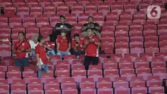 Beberapa pendukung Timnas Indonesia U-23 menyaksikan laga Garuda Muda melawan Filipina pada laga kedua di Grup A Piala AFF U-23 2025 di Stadion Utama Gelora Bung Karno (SUGBK), Jakarta, Jumat (18/7/2025) malam WIB. (Liputan6.com/Helmi Fithriansyah)