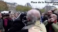 Sebuah video mengharukan merekam aksi pesan damai pria muslim Prancis.
