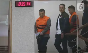 Wakil Menteri Imigrasi dan Pemasyarakatan (Wamen Imipas), Silmy Karim (kiri), dikawal petugas menuju mobil tahanan usai menjalani pemeriksaan intensif di Gedung Merah Putih Komisi Pemberantasan Korupsi (KPK), Jakarta, Kamis (4/6/2026). (Liputan6.com/Helmi Fithriansyah)