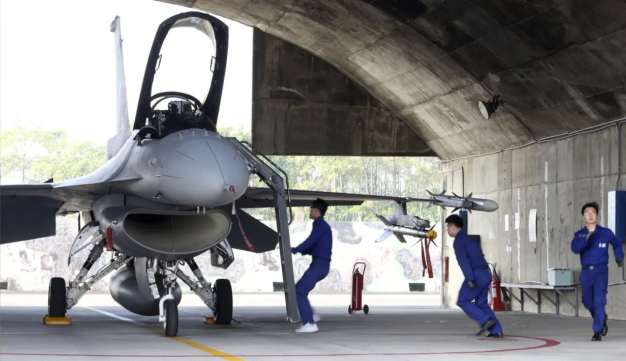 Awak darat Angkatan Udara Taiwan lari ke pesawat tempur F-16V buatan Amerika Serikat untuk lepas landas darurat saat latihan militer di Kabupaten Chiayi, Taiwan, Rabu (15/1/2020). Kementerian Pertahanan Taiwan menggelar latihan militer untuk mengamankan Tahun Baru Imlek. (AP Photo/Chiang Ying-ying)