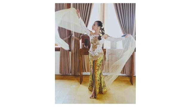 6 Pesona Prilly Latuconsina Pakai Kebaya, Makin Memesona