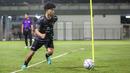 Pemain Timnas Indonesia U-20, Dillan Yabran terlihat mengikuti pemusatan latihan yang berlangsung di Lapangan B, Senayan, Jakarta, Jumat (15/03/2024) malam. Dillan merupakan salah satu pemain diaspora yang dipanggil oleh pelatih Indra Sjafri. Ia kini berkarier di SV Bergisch Gladbach 09. (Bola.com/Bagaskara Lazuardi)