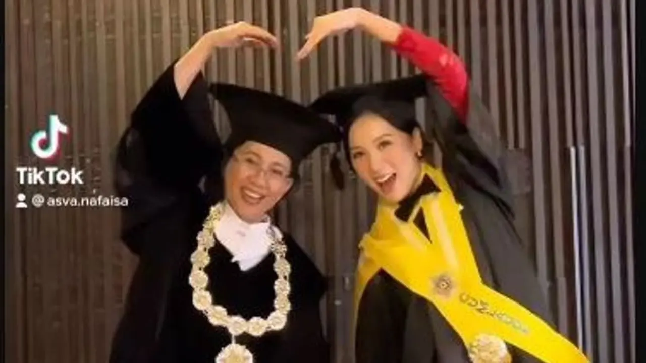 Momen Langka, Rektor UGM Mewisuda Putrinya Sendiri yang Lulus dengan Nilai Sempurna